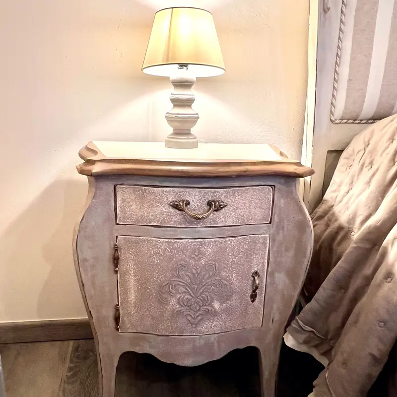 Comodino anticato a mano con lampada dal paralume in tessuto